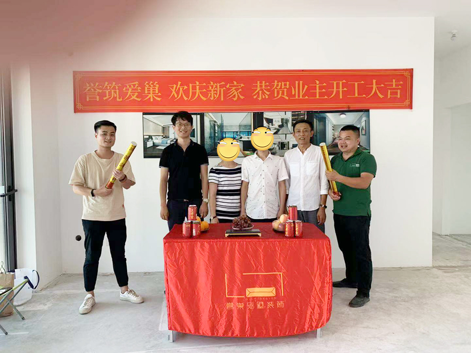 恭喜華聯(lián)城市Z先生、H小姐開工大吉