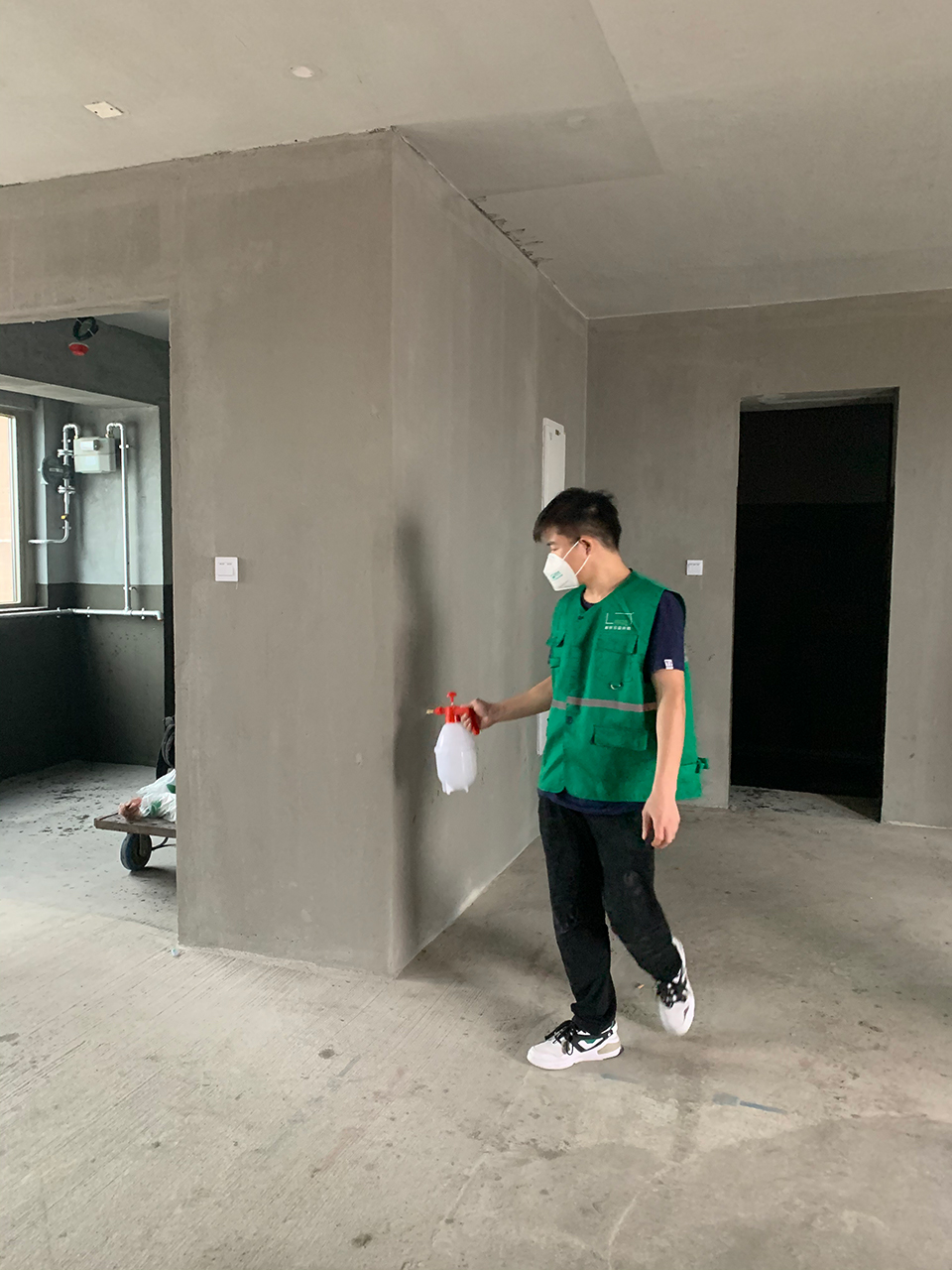 譽(yù)巢裝飾設(shè)計(jì)院員工在開工前消毒